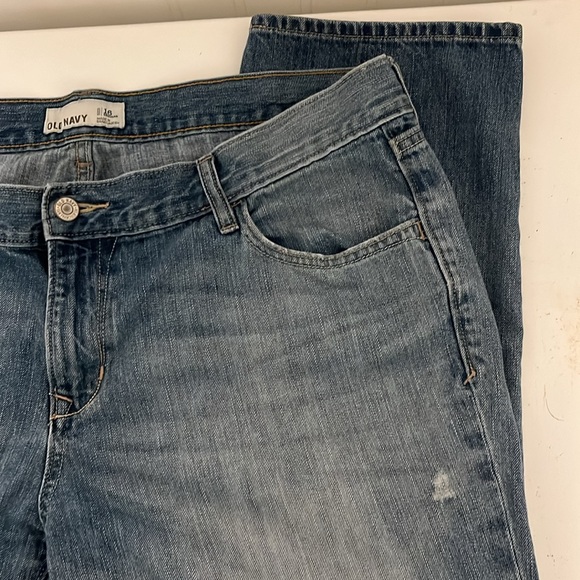 Old Navy cropped light wash jeans slightly distressed - Picture 6 of 7